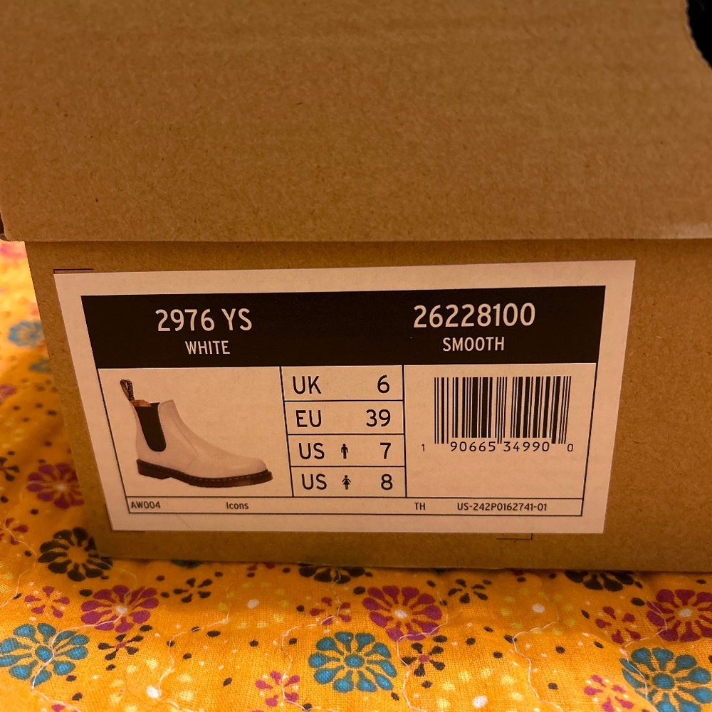 NIB Dr. Martens Smooth 2976 YS Chelsea Boots Leather White Size US 7M/8L